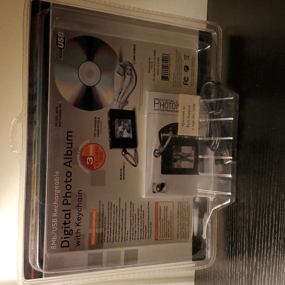 RECHARGEABLE DIGITAL PHOTO ALBUM W/ KEYCHAIN - Picture 2 of 8